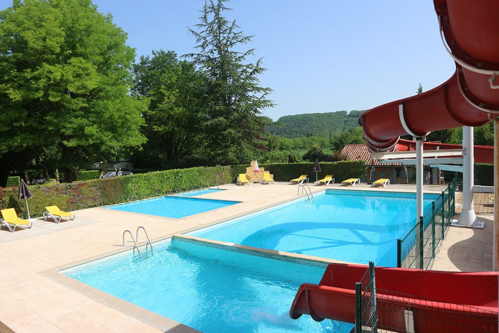 Piscine avec toboggan